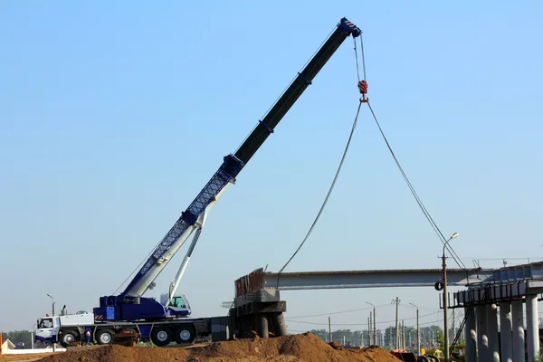 Крупный автомобильный кран на строительстве путепровода — стоковое фото