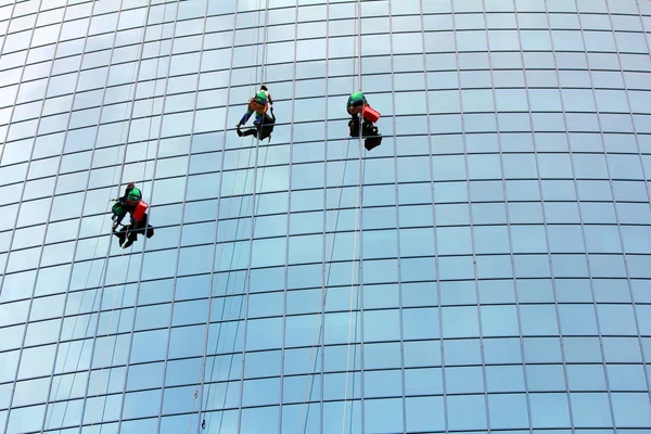摩天大楼上挂在绳子上的窗户清洁剂 — 图库照片