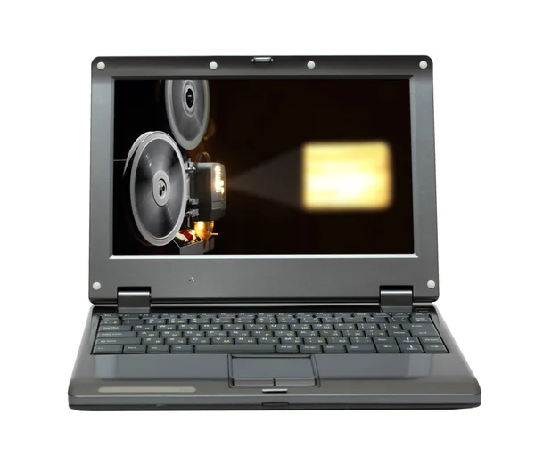 Mały laptop ze starym projektorem pokazującym film — Zdjęcie stockowe