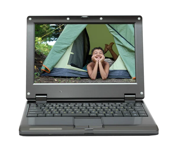 Laptop com menino feliz na barraca de acampamento — Fotografia de Stock