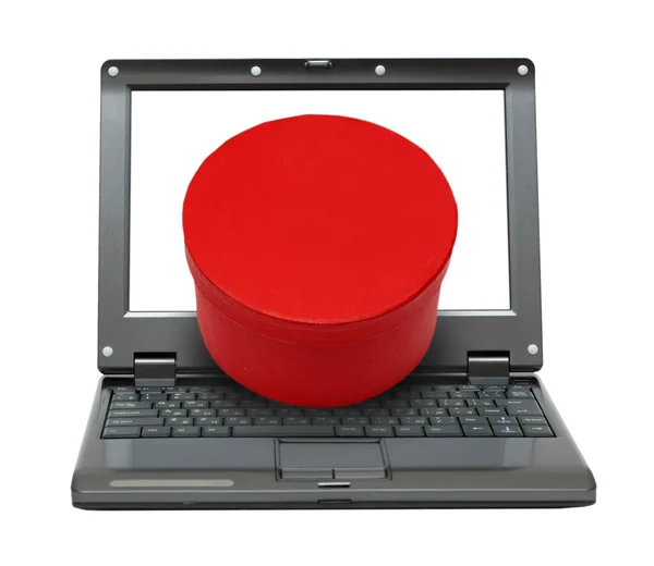 Laptop z czerwonym polu prezent — Zdjęcie stockowe