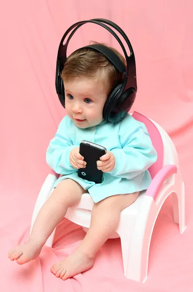Dziecko w słuchawkach na garnek — Zdjęcie stockowe