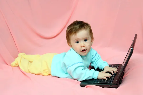 赤ちゃんのラップトップで横になっています。 — ストック写真