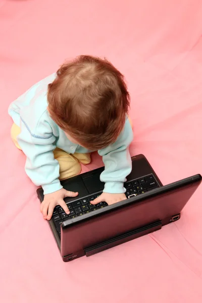 带笔记本电脑的婴儿 — 图库照片