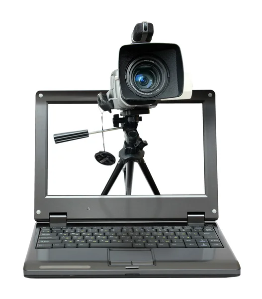Laptop com câmera de vídeo no tripé — Fotografia de Stock