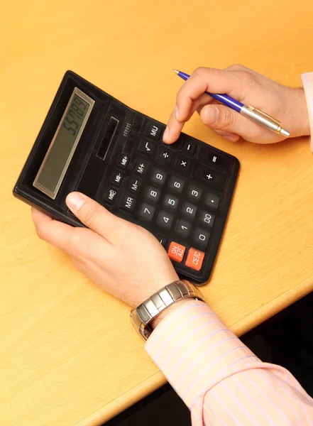 L'uomo d'affari conta soldi sulla calcolatrice — Foto Stock