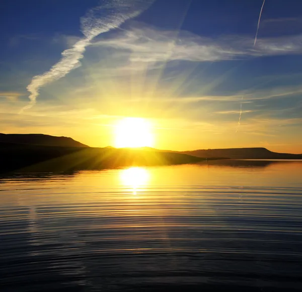 Mattina lago paesaggio con alba — Foto Stock