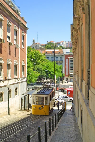 Типичный жёлтый трамвай Лиссабона — стоковое фото