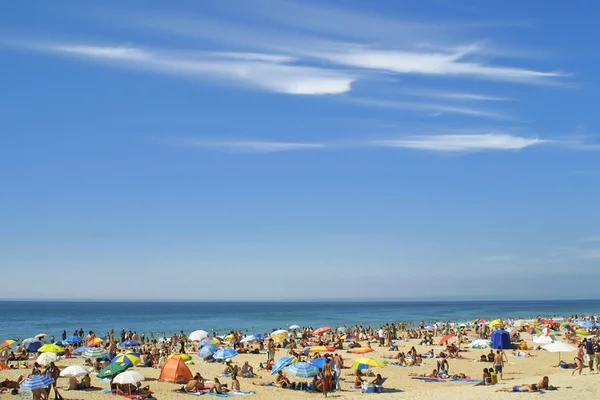 Переполненный атлантический пляж в Каркавелуше, Португалия — стоковое фото