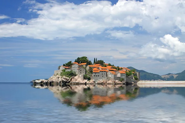 Sveti stefan eiland in montenegro — Stockfoto