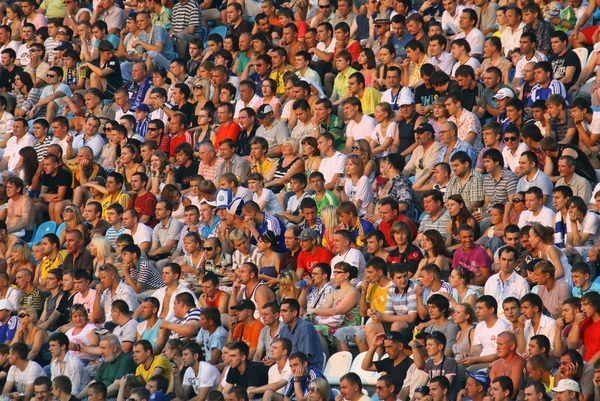 People watch the football game — Stock Photo, Image
