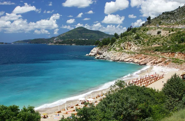 Adriatische Zee zeekust in de buurt van sveti stefan, montenegro — Stockfoto