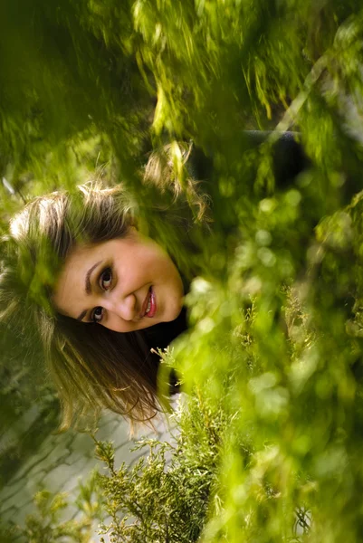 Κορίτσι πίσω από το δέντρο — Φωτογραφία Αρχείου