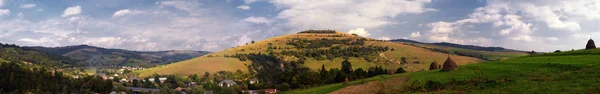 Dorf im Bergpanorama — Stockfoto
