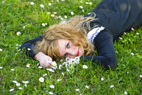 女の子は草の上に横になり — ストック写真
