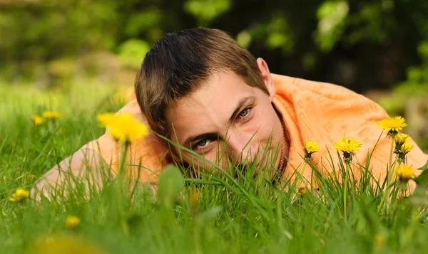 L'uomo giace sull'erba — Foto Stock