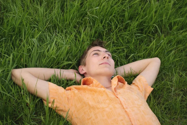 Человек лежит на траве — стоковое фото