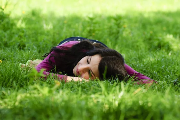Meisje nemen genoegen en de rest op het gras — Stockfoto
