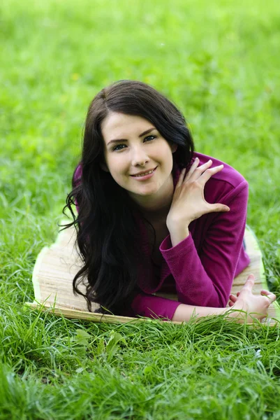 Dziewczyna się na trawie — Zdjęcie stockowe
