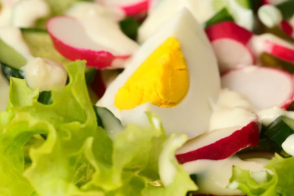 Салат с яйцами — стоковое фото