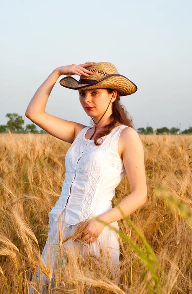 Chica en el campo de trigo —  Fotos de Stock