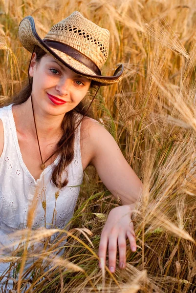 Dziewczyna w polu pszenicy — Zdjęcie stockowe