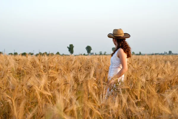 Girl in wheat field — Stock Photo, Image