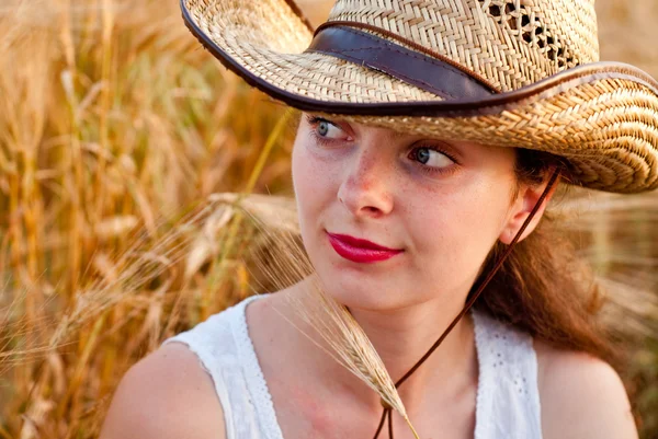 Chica en el campo de trigo —  Fotos de Stock