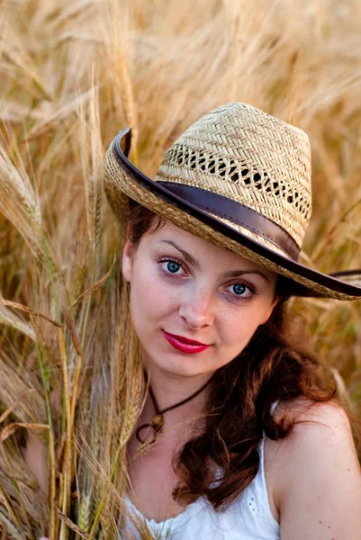 Girl in wheat field — Stock Photo, Image