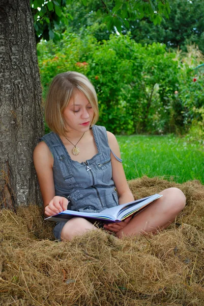 Girl read book — Stock Photo, Image