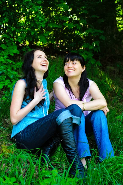 Two sisters sitting on the grass — Stock Photo, Image
