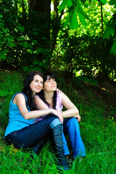 Due sorelle sedute sull'erba — Foto Stock
