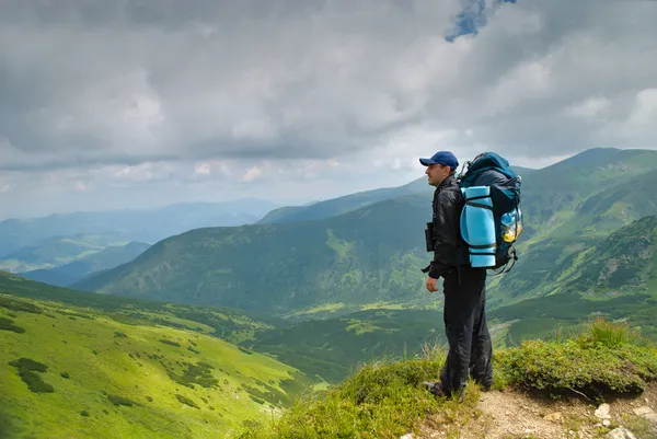 Man in montains — Stock Photo, Image