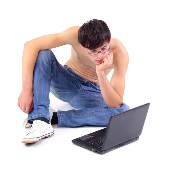 Man met laptop in glazen geïsoleerd Stockafbeelding