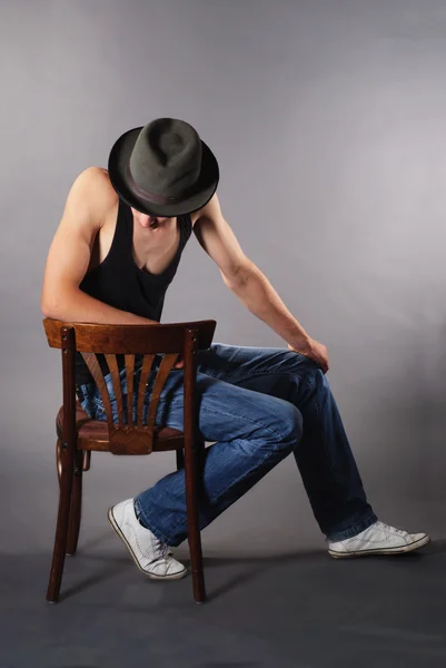 Man zittend op stoel — Stockfoto
