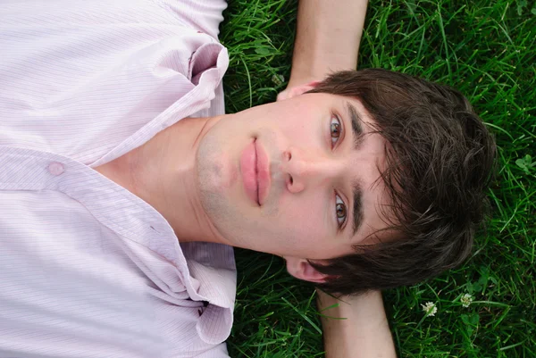 Mennesket ligger på græsset - Stock-foto