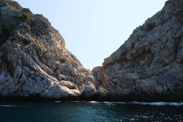 Kivi ja meri Turkissa — kuvapankkivalokuva