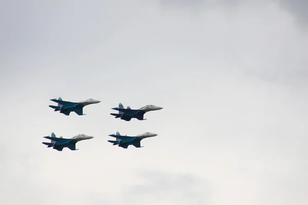 俄罗斯战斗机在天空在 mak aviashow — 图库照片