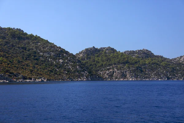 Meri ja kalliot Turkissa — kuvapankkivalokuva