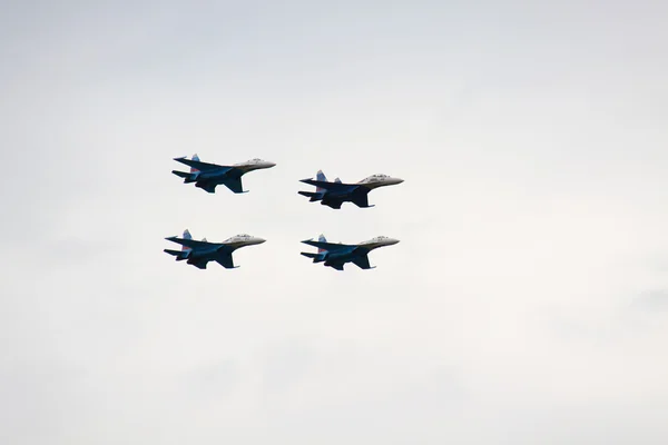 Rosyjski myśliwiec w niebo na maks aviashow — Zdjęcie stockowe