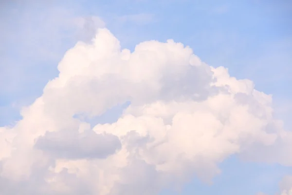 Nuvens cúmulos brancos e um céu azul. — Fotografia de Stock