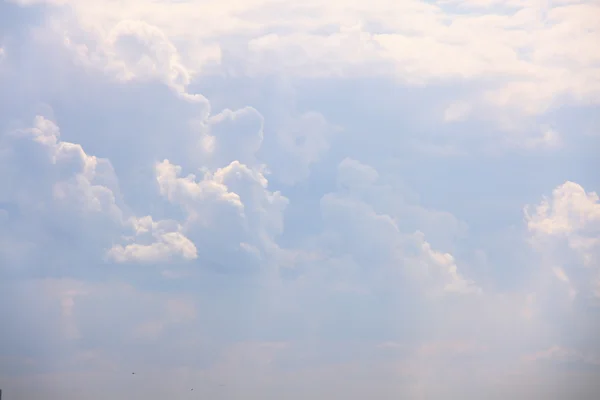 Beyaz kümülüs bulutları ve mavi bir gökyüzü. — Stok fotoğraf