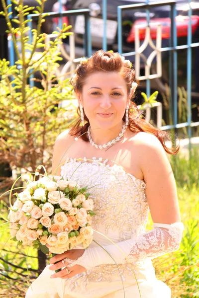 Sentado noiva beleza em vestido branco — Fotografia de Stock