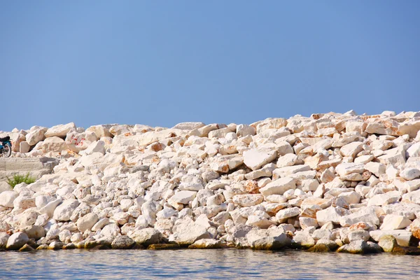 Скала и море в Турции — стоковое фото
