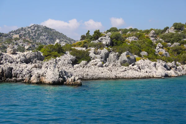 岩石和土耳其的海 — 图库照片
