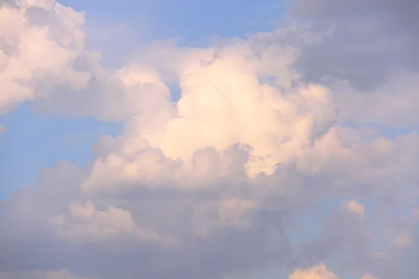Witte cumulus bewolking en een blauwe lucht. — Stockfoto