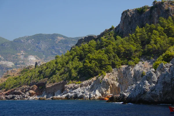 Kivi ja meri Turkissa — kuvapankkivalokuva