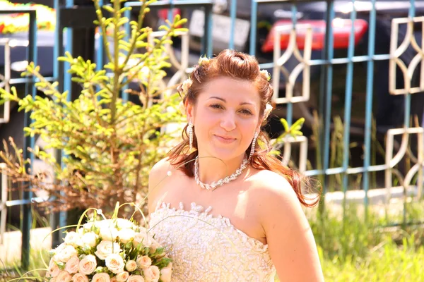 Zittend schoonheid bruid in witte jurk — Stockfoto