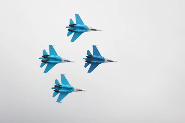 Russisches Kampfflugzeug am Himmel auf der maks aviashow — Stockfoto