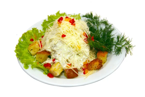 Куриный салат Цезарь, изолированный на белом бэкгро — стоковое фото